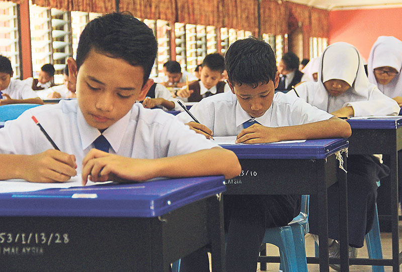 Pupils sit for the UPSR exam at SK (2) Taman Selayang, in Gombak in this September 9, 2014 file picture. u00e2u20acu201d Picture by Hari Anggara