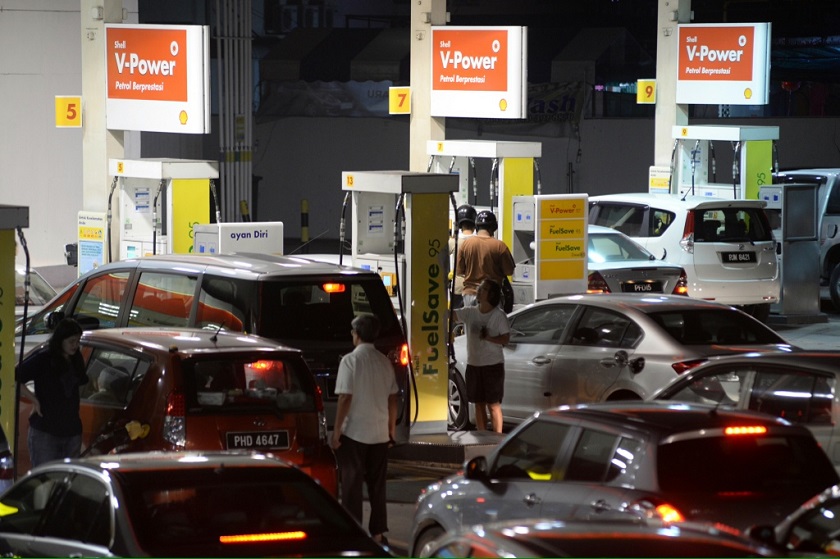Motorists queue up to fill their vehicles with petrol before the nationwide 20 sen petrol price increase at midnight in George Town, October 1, 2014. u00e2u20acu201d Picture by K.E. Ooi