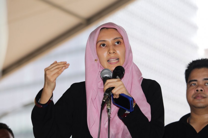 Nurul Izzah Anwar explaining what had transpired in court to supporters gathered outside the Palace of Justice, Putrajaya, October 29, 2014. u00e2u20acu201d Picture by Choo Choy May