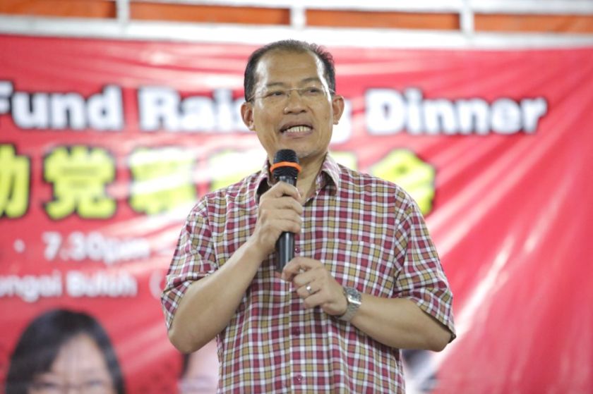 Pas Adun Saari Sungib speaking at the DAP fundraising dinner in Sungai Buloh, October 4, 2014. u00e2u20acu201d Picture by Choo Choy May