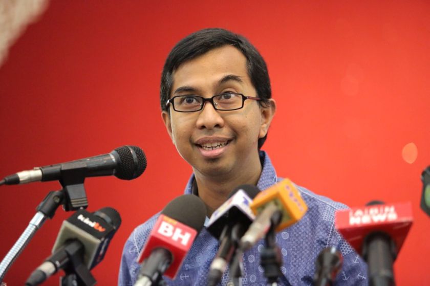 Syed Azmi Alhabshi speaks at a press conference today at Kelab Gold Seri Selangor, October 25, 2014. u00e2u20acu201d Picture by Choo Choy May