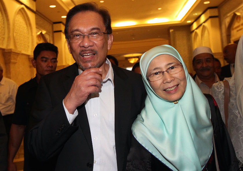 Datuk Seri Anwar Ibrahim and his wife Datuk Seri Dr Wan Azizah Wan Ismail smile as they leave the Palace of Justice in Putrajaya October 28, 2014. u00e2u20acu201d Picture by Yusof Mat Isa