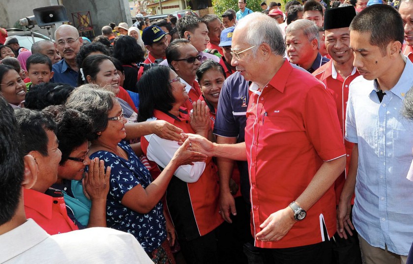 Prime Minister Datuk Seri Najib Tun Razak (right) being greeted upon arrival at Wat Siam Machimmaram during his working visit to Tumpat, Kelantan, October 11, 2014. u00e2u20acu201d Bernama pic