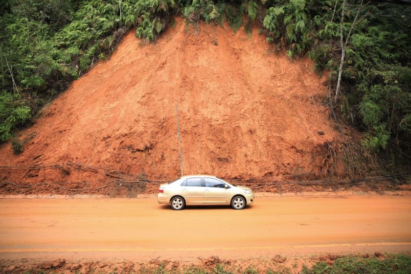 A landslide caused by heavy rain along the road from Tanah Rata to Ringlet. u00e2u20acu201d Picture by Saw Siow Feng