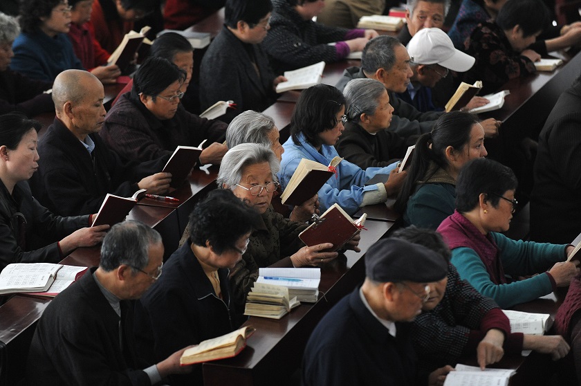 Chinese Christians attend Easter mass at a church in Hefei, eastern Chinau00e2u20acu2122s Anhui province on April 12, 2009. u00e2u20acu201d AFP pic