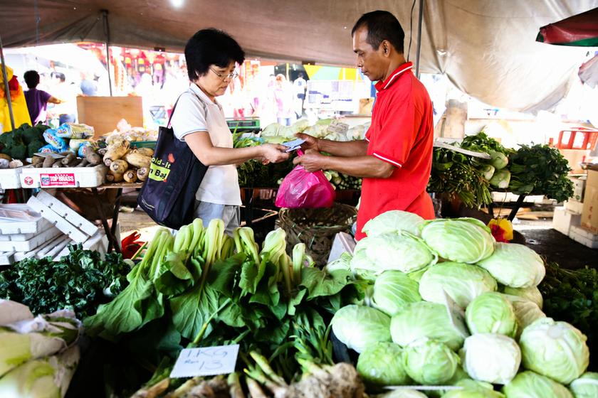 Vegetable sellers setting up their stall at the market Puchong Jaya Market, Kuala Lumpur, January 26, 2014.  u00e2u20acu201d Picture by Saw Siow Feng