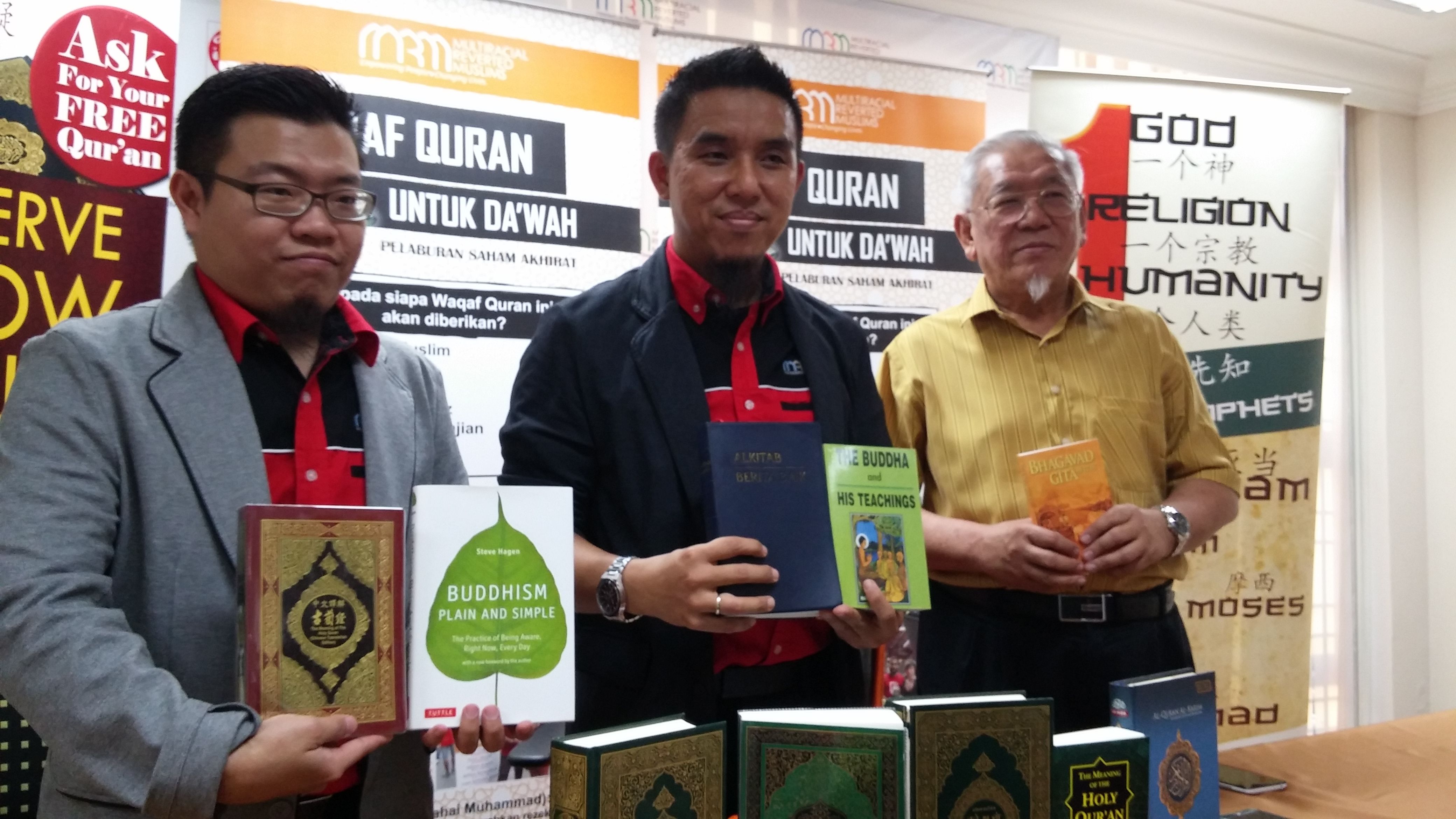 Multiracial Reverted Muslims (MRM) president Firdaus Wong Wai Hung (centre) with the movement's senior consultant and deputy president Ng Kuan Beng (left) and the vice chairman of the Malaysian Chinese Muslim Association (MACMA) Adam Lee (right) posing fo