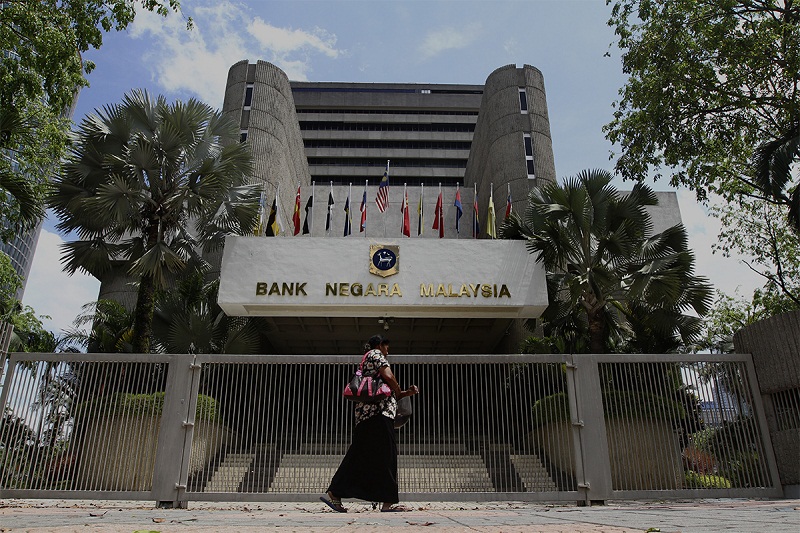 A woman walks pass the headquarters of Bank Negara Malaysia in Kuala Lumpur, March 30, 2015. u00e2u20acu201d Picture by Yusof Mat Isan