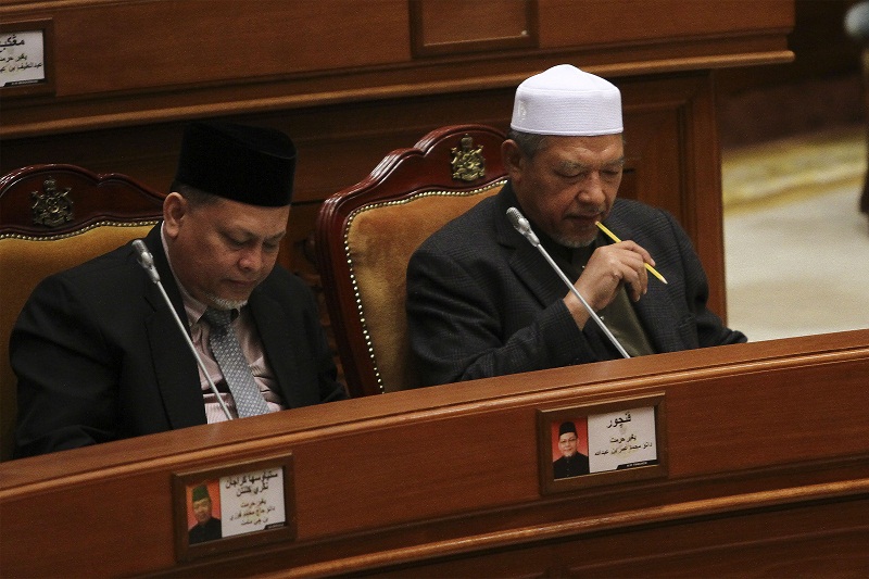 Kelantan Mentri Besar, Datuk Ahmad Yakob (right) and Deputy Chief Minister of Kelantan, Datuk Mohd Amar Nik Abdullah during the Kelantan State Assembly at Kompleks Darul Naim in Kota Baru March 18, 2015. u00e2u20acu201d Picture by Yusof Mat Isa