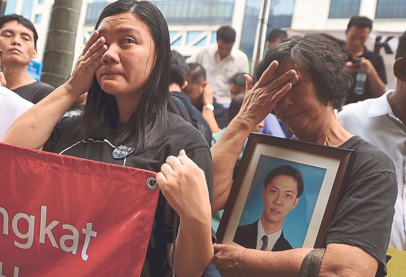 Lee Lan and her mother Teng Shuw Hoi in tears outside the Selangor MACC headquarters. u00e2u20acu201d Picture by Zuraneeza Zulkifli