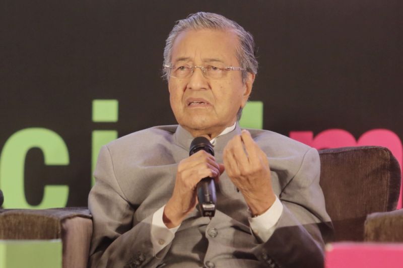 Tun Dr Mahathir Mohamad speaks at the Social Media Week in Kuala Lumpur, April 23, 2015. u00e2u20acu2022 Picture by Choo Choy May