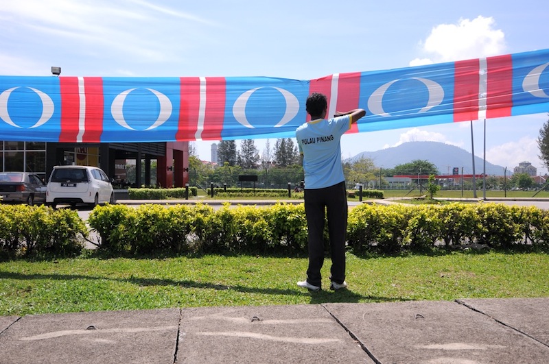  A PKR volunteer putting up the PKR flags at Jalan Permatang Pauh for the by-election, Penang, April 26, 2015. u00e2u20acu201du00c2u00a0Picture by K.E. Ooi