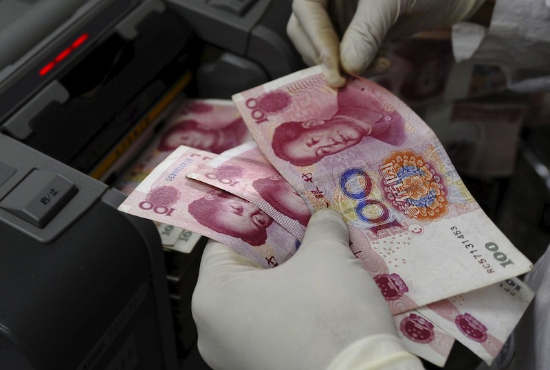 A staff member counts Renminbi (RMB) banknotes at a branch of Bank of China in Changzhi, Shanxi province in this September 16, 2008 file photo. u00e2u20acu201d Reuters pic