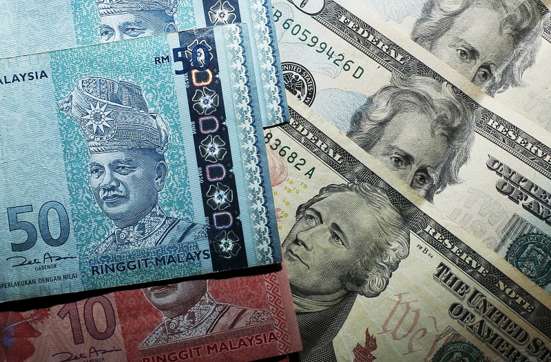 Malaysian ringgit notes are seen among U.S. dollar bills in this photo illustration taken in Singapore August 24, 2015. u00e2u20acu201d Reuters pic