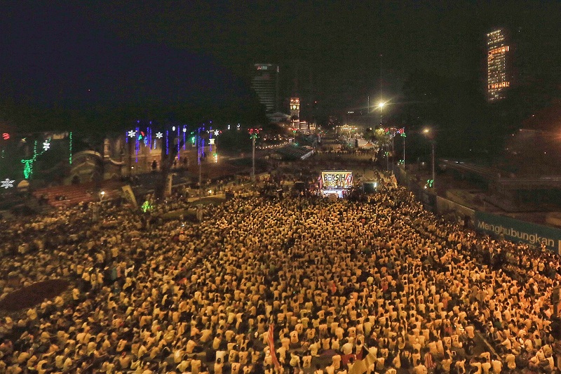An aerial view of the crowd gathered at the Bersih 4 rally in Kuala Lumpur, August 30, 2015. u00e2u20acu201d Picture by Saw Siow Feng