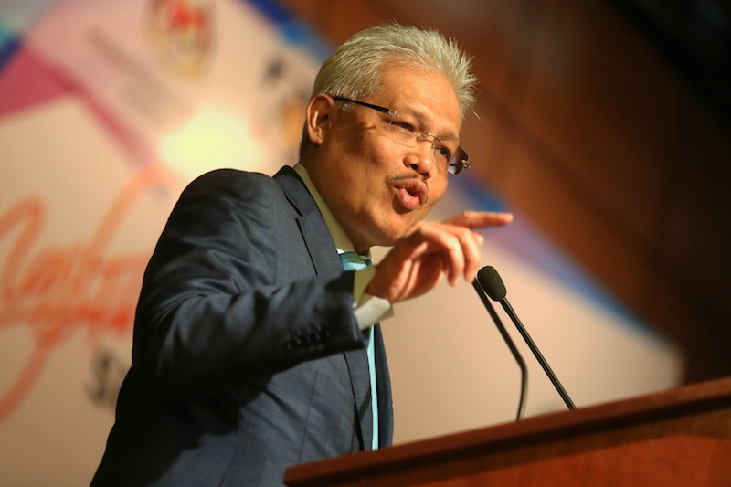 The handing over of duties by former Domestic Trade, Cooperatives and Consumerism Minister Datuk Seri Hasan Malek (pic) to the new minister, Datuk Hamzah Zainuddin, August 6, 2015.u00e2u20acu201du00c2u00a0Picture by Saw Siow Feng