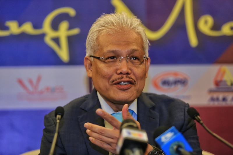 The handing over of duties by former Domestic Trade, Cooperatives and Consumerism Minister Datuk Seri Hasan Malek to the new minister, Datuk Hamzah Zainuddin, August 6, 2015.u00e2u20acu201du00c2u00a0Picture by Saw Siow Feng