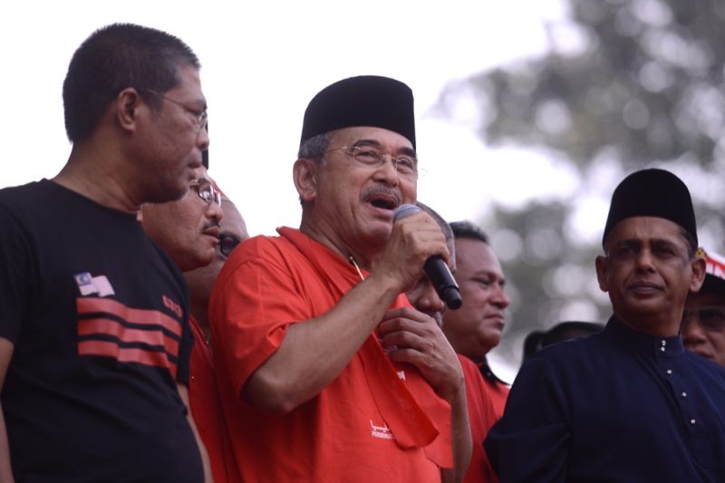 Tan Sri Mohd Ali Mohd Rustam speaks at the u00e2u20acu02dcHimpunan Rakyat Bersatuu00e2u20acu2122 in Padang Merbok. u00e2u20acu2022 Picture by Choo Choy May
