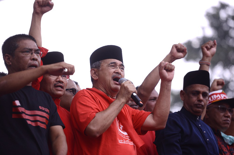Tan Sri Mohd Ali Mohd Rustam speaks at the u00e2u20acu02dcHimpunan Rakyat Bersatuu00e2u20acu2122 in Padang Merbok. u00e2u20acu2022 Picture by Choo Choy May