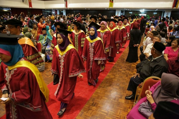 Purata gaji Malaysia hanya RM2,052 sebulan. Maknanya, tanpa biasiswa atau pinjaman, ibu bapa kehilangan lebih separuh gaji mereka untuk yuran pengajian. u00e2u20acu201d Foto oleh Choo Choy May