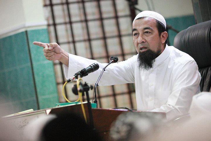 Kemunculan ustaz Azhar Idrus, dari Terengganu, menjadi 'fenomena' sehingga orang ramai berpusu-pusu ke masjid setiap kali diberitahu kedatangannya untuk berceramah. u00e2u20acu201d Foto dipetik dari YouTube