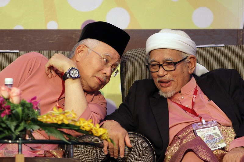 Prime Minister Datuk Seri Najib Razak (left) and PAS president Datuk Seri Abdul Hadi Awang chat during the Al-Azhar Alumni Regional Meet 2015 at Grand Seasons Hotel in Kuala Lumpur, December 17, 2015. u00e2u20acu2022 Picture by Yusof Mat Isan