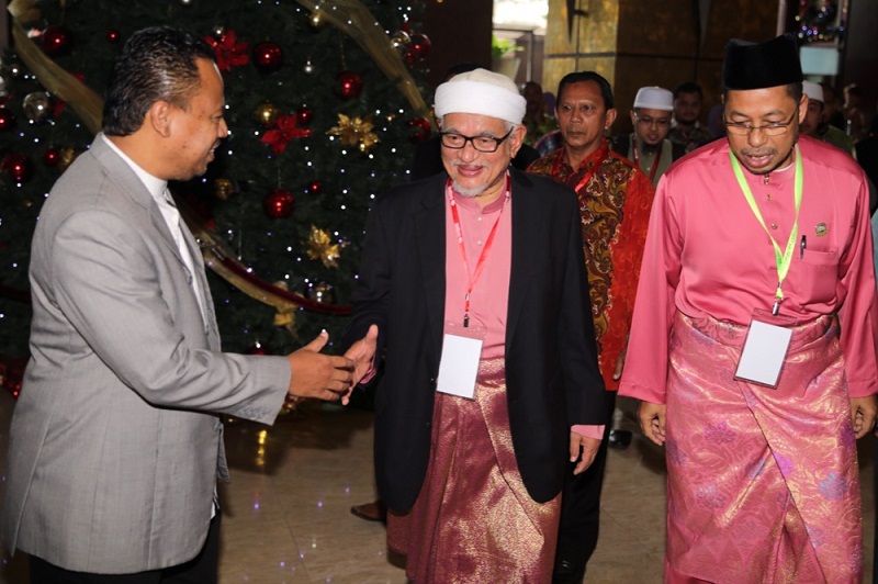 PAS President Datuk Seri Abdul Hadi Awang (centre) arrives for the Al-Azhar Alumni Regional Meet 2015 at Grand Seasons Hotel in Kuala Lumpur, December 17, 2015. u00e2u20acu201d Picture by Choo Choy May
