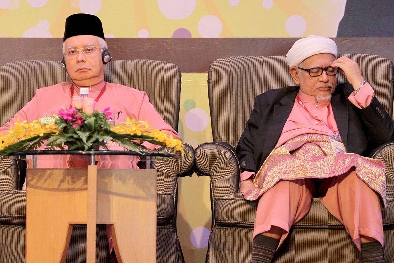 Prime Minister Datuk Seri Najib Razak (left) and PAS president Datuk Seri Abdul Hadi Awang chat during the Al-Azhar Alumni Regional Meet 2015 at Grand Seasons Hotel in Kuala Lumpur, December 17, 2015. u00e2u20acu2022 Picture by Yusof Mat Isan