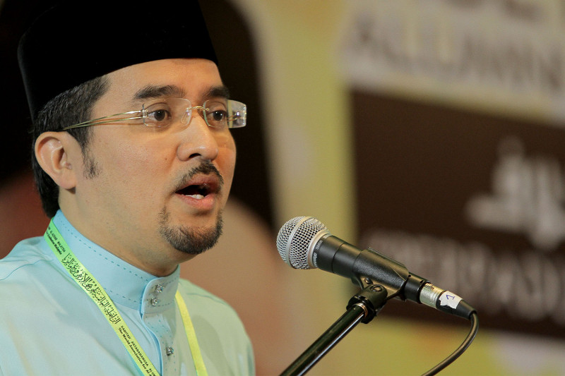 Senator Datuk Dr Asyraf Wajdi Dsuki speaks at the Al-Azhar Alumni Regional Meet 2015 at Grand Seasons Hotel in Kuala Lumpur, December 17, 2015. u00e2u20acu201d Picture by Yusof Mat Isa