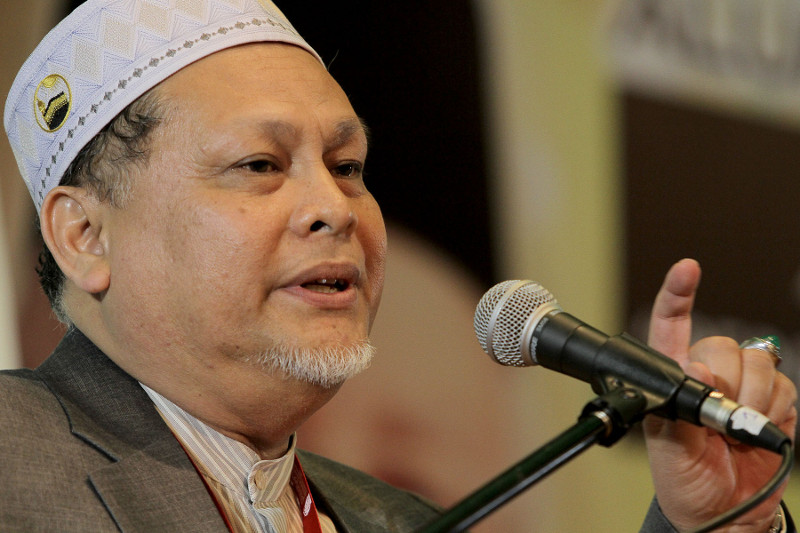 Kelantan Deputy Mentri Besar Datuk Nik Amar Nik Abdullah speaks at the Al-Azhar Alumni Regional Meet 2015 at Grand Seasons Hotel in Kuala Lumpur, December 17, 2015. u00e2u20acu201d Picture by Yusof Mat Isa