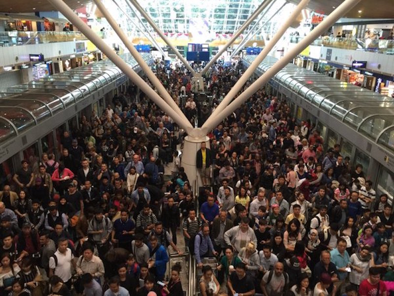 Perkhidmatan aerotrain di KLIA terjejas sehingga ratusan penumpang terkandas. u00e2u20acu201d Foto ehsan Twittter/Karina Abd Karim