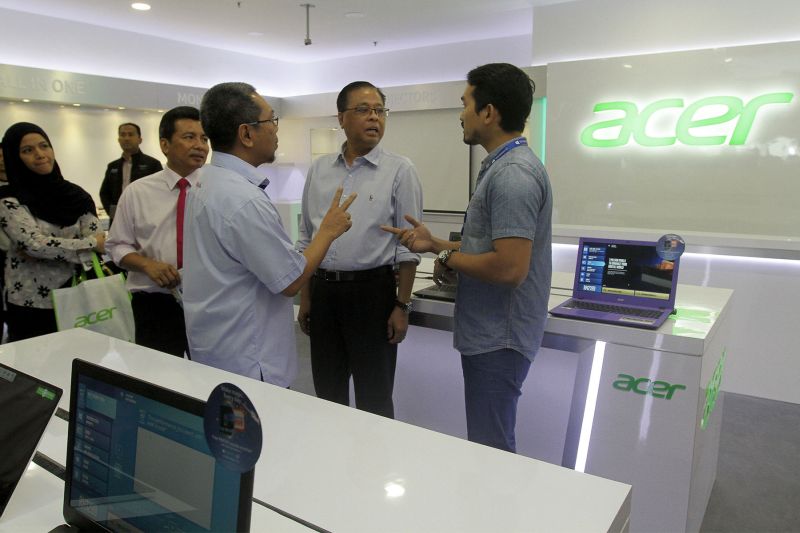 Datuk Seri Ismail Sabri Yaakob (second right) visits a kiosk during the opening of the Mara Digital mall in Kuala Lumpur, December 8, 2015. u00e2u20acu2022 Picture by Yusof Mat Isa