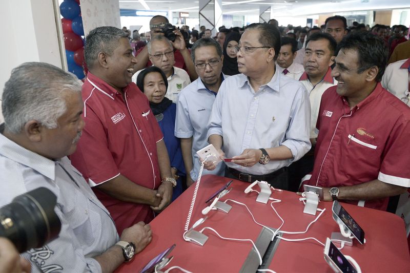 Datuk Seri Ismail Sabri Yaakob (second right) visits a kiosk during the opening of the Mara Digital mall in Kuala Lumpur, December 8, 2015. u00e2u20acu2022 Picture by Yusof Mat Isa