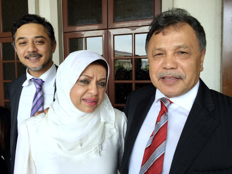 National Feedlot Corporation chairman Datuk Mohamad Salleh Ismail (right) is seen with his wife Tan Sri Shahrizat Abdul Jalil outside the Sessions Court in Kuala Lumpur November 28, 2015. u00e2u20acu201d Bernama pic