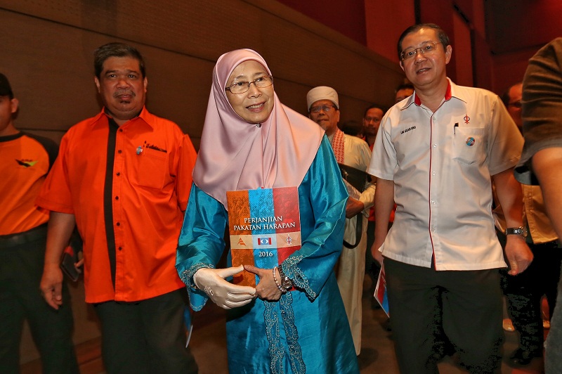 Opposition leader Datuk Seri Dr Wan Azizah Wan Ismail (centre) arrives at the Pakatan Harapan Leadership Conference in Shah Alam, January 9, 2016. u00e2u20acu201d Picture by Saw Siow Feng 