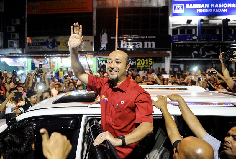 Kedah Mentri Besar Datuk Seri Mukhriz Mahathir waves to supporters as he arrives at the Tunku building in Alor Setar January 20, 2016. u00e2u20acu201d Bernama pic