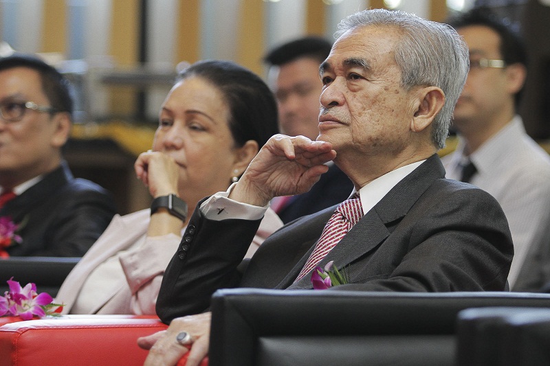 Former prime minister Tun Abdullah Ahmad Badawi (third from left) during the launch of Aladdinstreet.com.my in Kuala Lumpur on January 27, 2016. u00e2u20acu201dPicture by Yusof Mat Isa