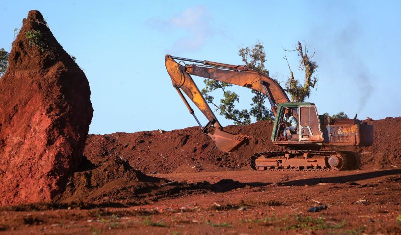 Sebuah kenderaan jentolak bergerak keluar dari sebuah kawasan perlombongan bauksit kehadiran pihak media ketika tiba di sebuah kawasan yang dahulunya adalah dusun durian kini telah habis diratakan untuk kegiatan perlombongan bauksit. fotoBERNAMA