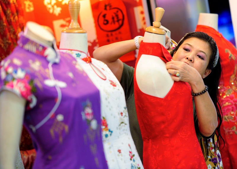 Pemilik Butik Kim Design Kimberly Lok,50, membetulkan u00e2u20acu02dcCheongsam' rekaannya sempena Tahun Baru Cina yang bakal disambut Isnin depan, di butiknya di Kuantan. u00e2u20acu201d Foto Bernama