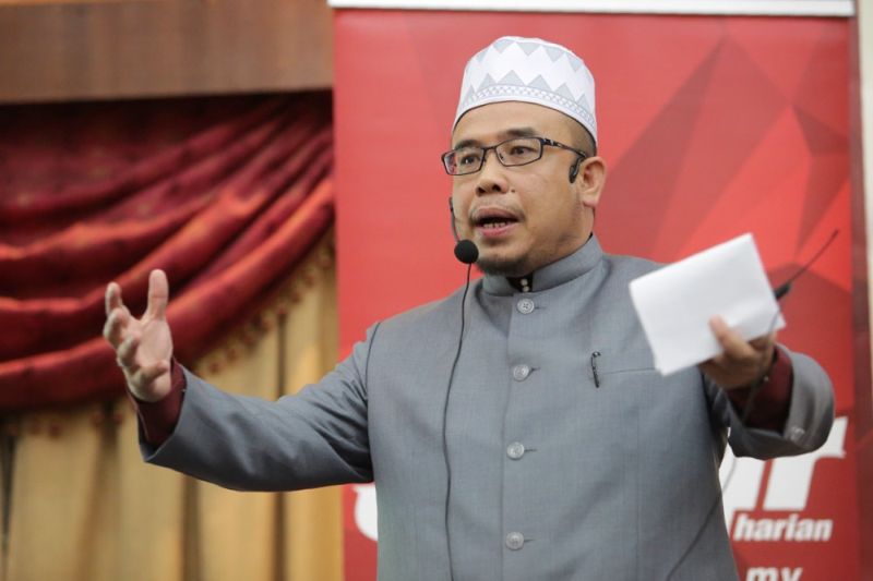 Prof Datuk Dr Mohd Asri Zainul Abidin speaks at Sinar Harianu00e2u20acu2122s talk on religious extremism titled u00e2u20acu02dcEkstremisme Agama Di Malaysiau00e2u20acu2122, February 17, 2016. u00e2u20acu2022 Picture by Choo Choy May