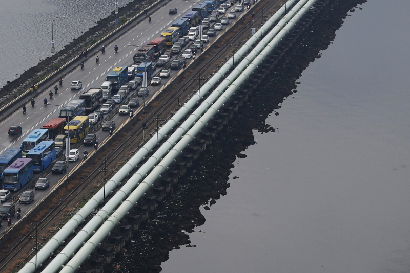 Water pipes run the length of the causeway between Singapore and Johor Baru (right), transporting up to 250 million gallons (946 million litres) of water or approximately 60 per cent of Singapore's water needs each day, March 10, 2016. u00e2u20acu201d Reuters pic