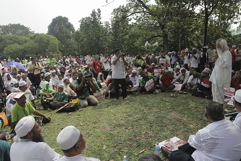 Several Malay language activists gather at Taman Tasik Titiwangsa in Kuala Lumpur to demand the government abolish a new programme aimed to improve English fluency in national schools, April 9, 2016. u00e2u20acu201d Picture by Yusof Mat Isann