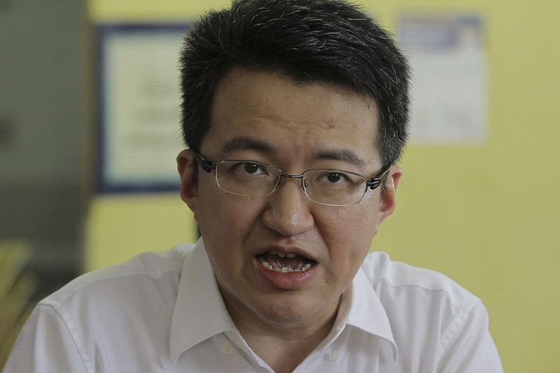 Liew Chin Tong speaks at a press conference at the signature campaign in Kg Baru Salak Selatan in Kuala Lumpur, April 17, 2016. u00e2u20acu201d Picture by Yusof Mat Isa