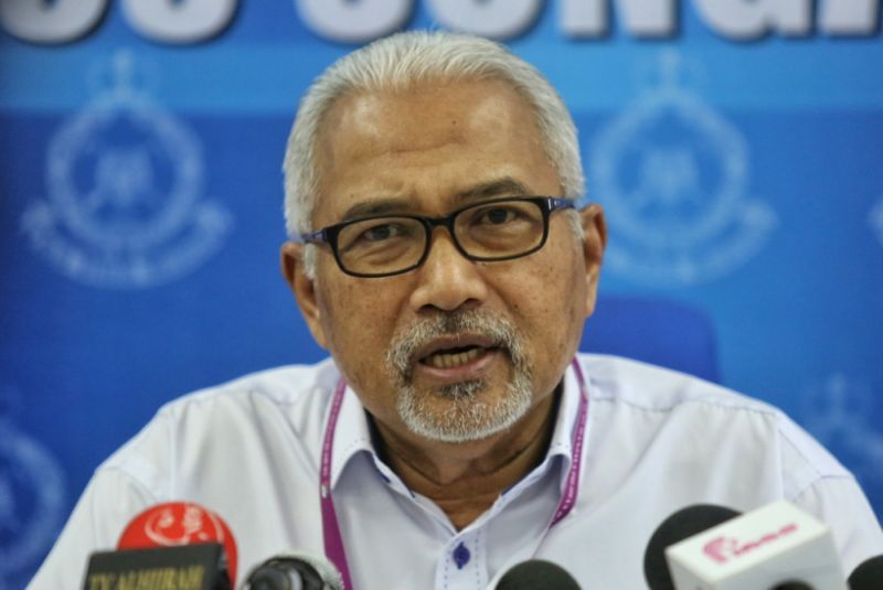Elections Committee chairman Datuk Seri Mohd Hashim Abdullah holds a press conference in Sungai Besar, June 14, 2016. u00e2u20acu2022 Picture by Saw Siow Feng 
