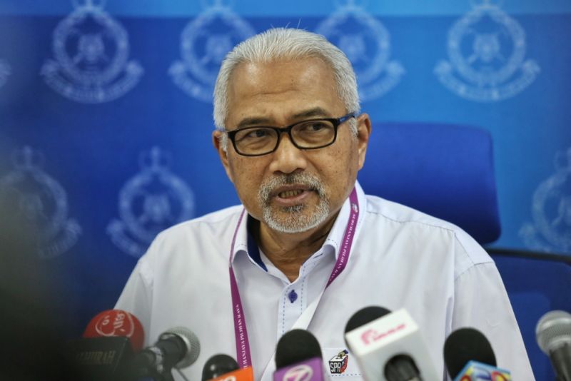 Elections Committee chairman Datuk Seri Mohd Hashim Abdullah holds a press conference in Sungai Besar, June 14, 2016. u00e2u20acu2022 Picture by Saw Siow Feng 