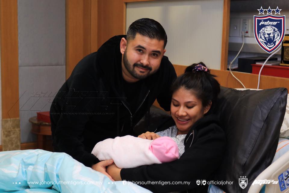 Tengku Mahkota Johor (TMJ) Tunku Ismail Sultan Ibrahim, Che Puan Khaleeda Bustamam dan anak perempuan mereka yang lahir pada hari ini di Wad DiRaja, Hospital Sultanah Aminah, Johor Bahru. u00e2u20acu201d Foto Facebook JOHOR Southern Tigers