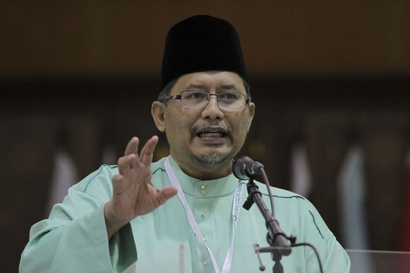 PAS vice-president Datuk Iskandar Abdul Samad speaks at the 62th PAS Muktamar in Pengkalan Chepa, Kelantan, June 3, 2016. u00e2u20acu2022 Picture by Yusof Mat Isa