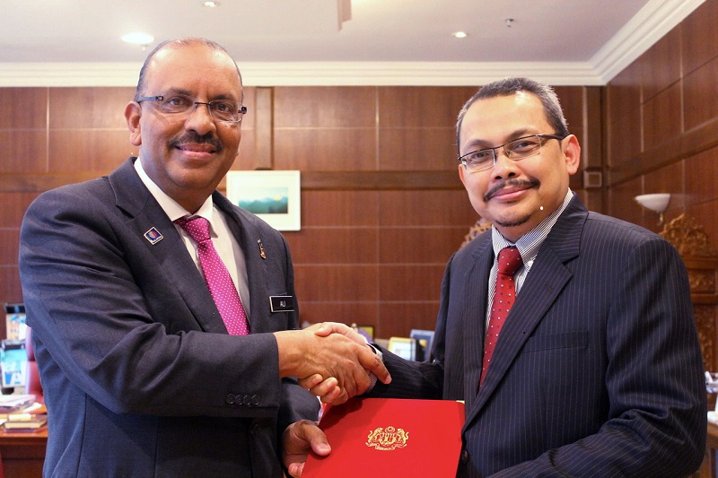 Chief Secretary to the Government Tan Sri Ali Hamsa (left) on Friday announced Datuk Dzulkifli Ahmad (right) appointment effective August 1, 2016 till July 31, 2021. u00e2u20acu2022 Bernama pic