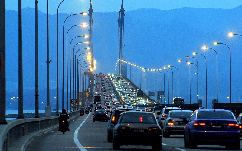 Aliran lalu lintas di kedua-dua arah di Jambatan Pulau Pinang sesak berikutan orang ramai mula pulang ke rumah setelah cuti perayaan Aidilfitri di sini kelmarin. u00e2u20acu201d Foto Bernama