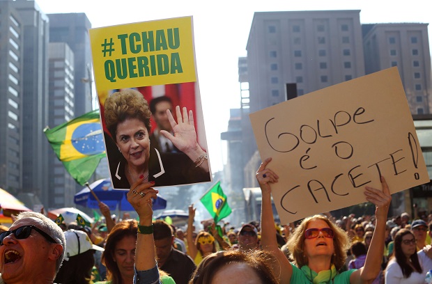 巴西圣保罗周日有民众上街示威，要求总统罗塞夫下台。-路透社-